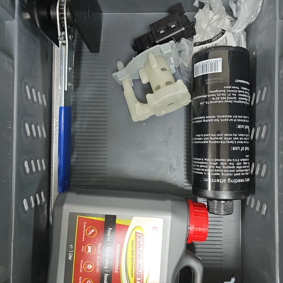 APPROXIMATELY 10 ASSORTED VEHICLE ACCESSORIES TO INCLUDE WASH & WAX, SEALANT, GLOSS FINISH ETC 