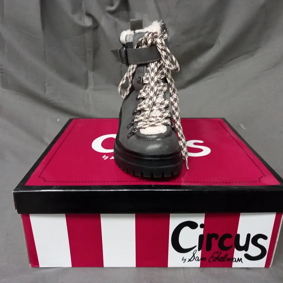BOXED PAIR OF CIRCUS GRETCHEN LEATHER ANKLE BOOTS IN GREY/DARK SIZE 5
