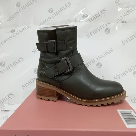 BOXED PAIR OF MODA IN PELLE CORNELIA BIKER BOOTS IN KHAKI UK SIZE 7
