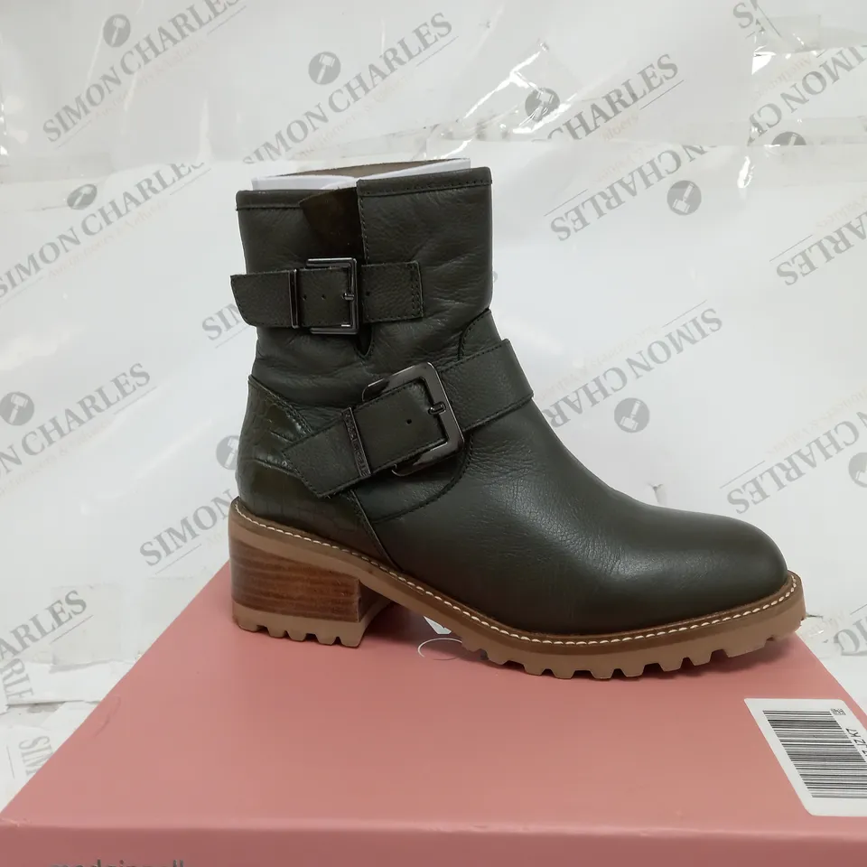 BOXED PAIR OF MODA IN PELLE CORNELIA BIKER BOOTS IN KHAKI UK SIZE 7
