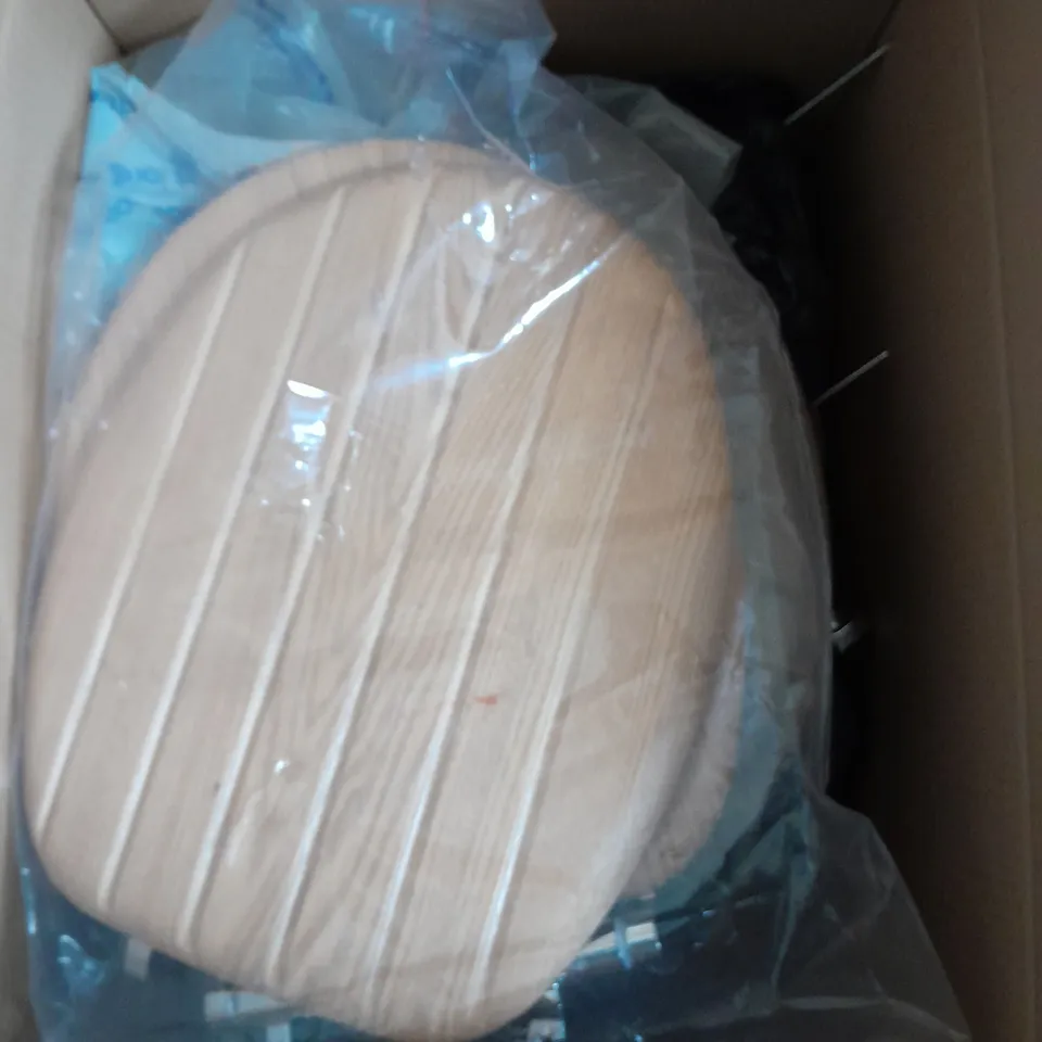 APPROXIMATELY 5 TOILET SEATS BLACK AND WOODEN 