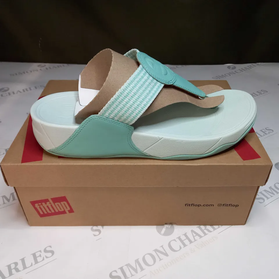 BOXED PAIR OF FITFLOPS WALKSTAR FINESTRIPE TOE-POST SANDALS IN SEA FOAM GREEN - UK 7