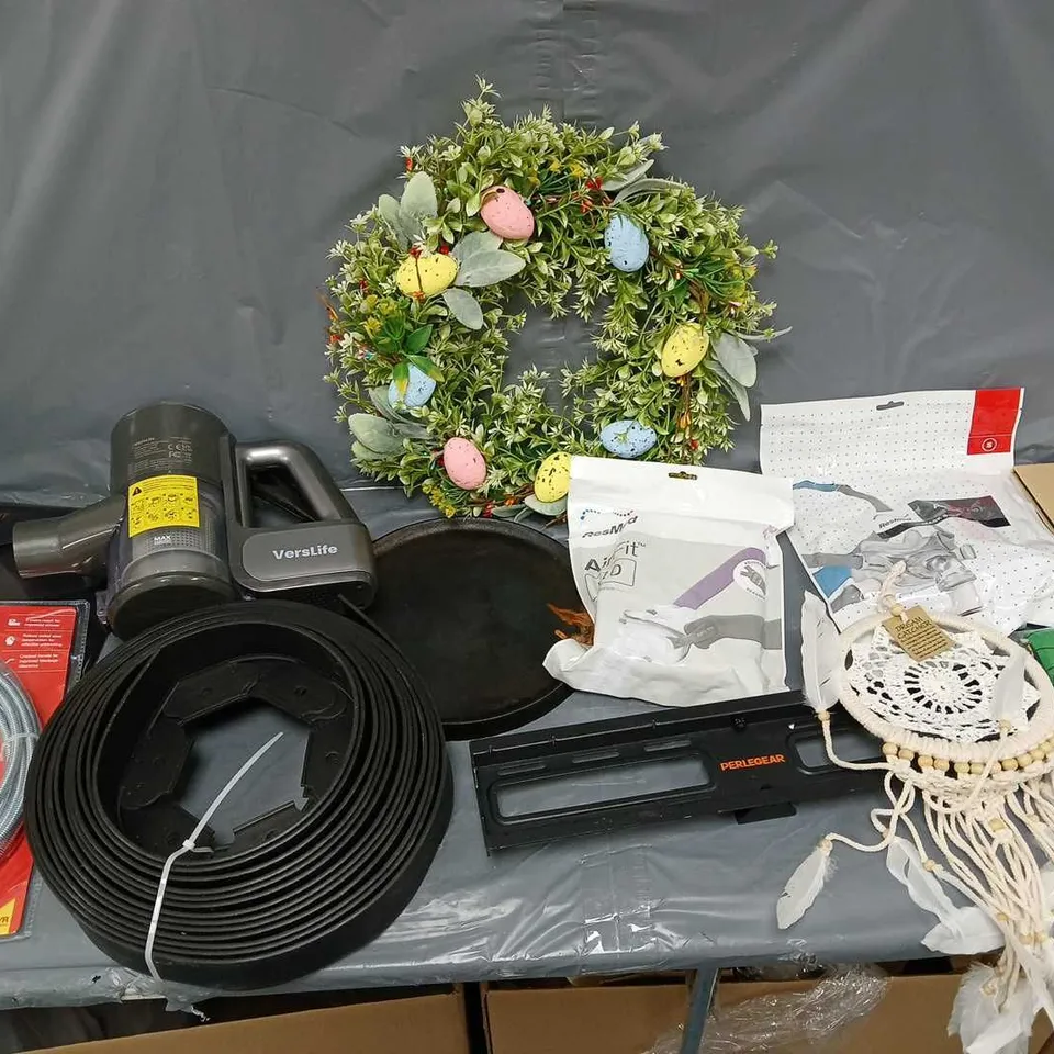 BOX OF APPROXIMATELY 15 ASSORTED ITEMS TO INCLUDE - EASTER WREATH, AMTECH FLEXIBLE DRAIN, AND RESMED AIRFIT PRO ETC. 