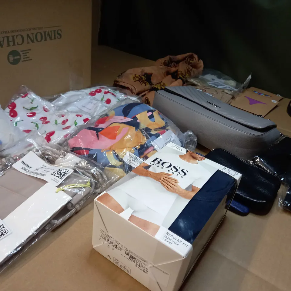 LOT OF APPROX. 15 ASSORTED CLOTHING ACCESSORIES  IN VARYING SIZES/COLOURS/STYLES TO INCLUDE: VESTS, BELTS, BAGS