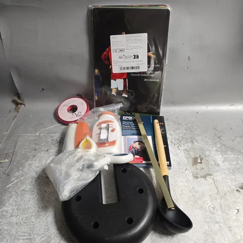 APPROXIMATELY 10 ASSORTED HOUSEHOLD ITEMS TO INCLUDE PEGS, KITCHEN UTENSILS AND ROLLER PAINT 