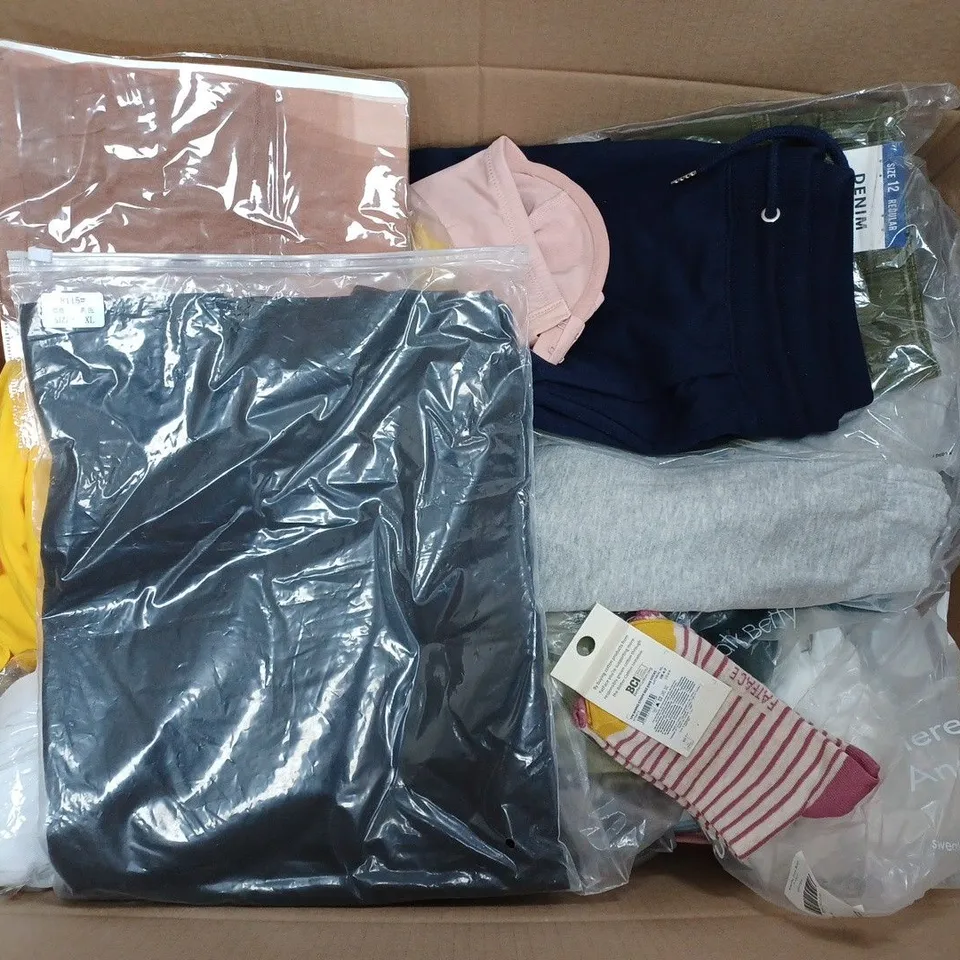 LARGE QUANTITY OF CLOTHING ITEMS TO INCLUDE DRESSES, SWEATERS, JEANS, T-SHIRTS, ETC