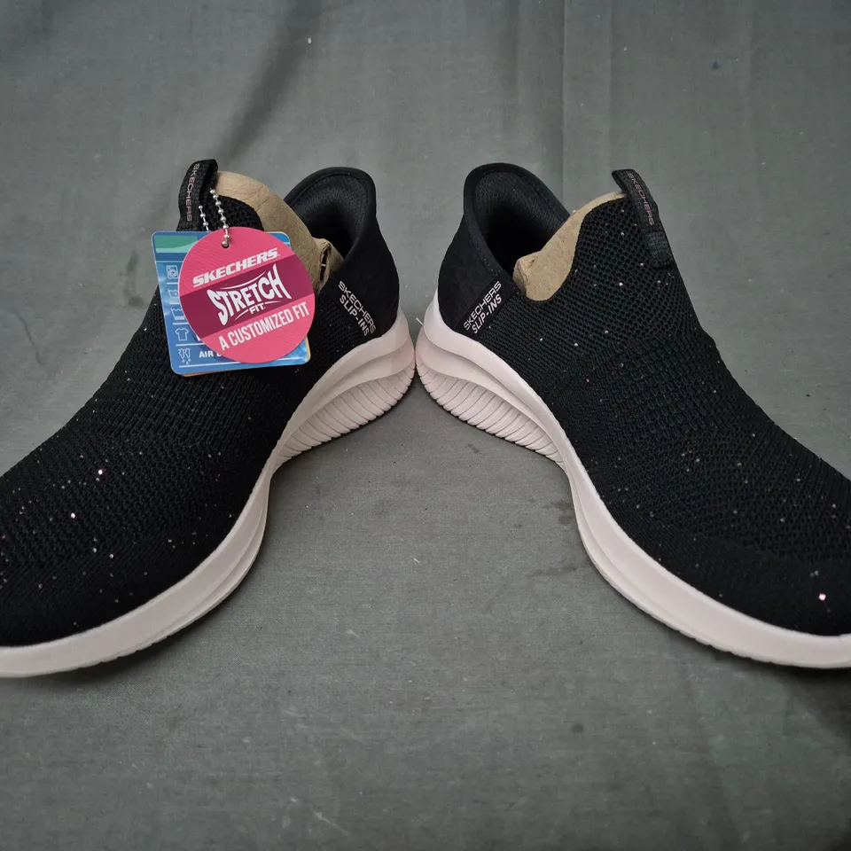 BOXED PAIR OF SKECHERS SLIP-ON SHOES IN BLACK W. PINK GLITTER UK SIZE 5