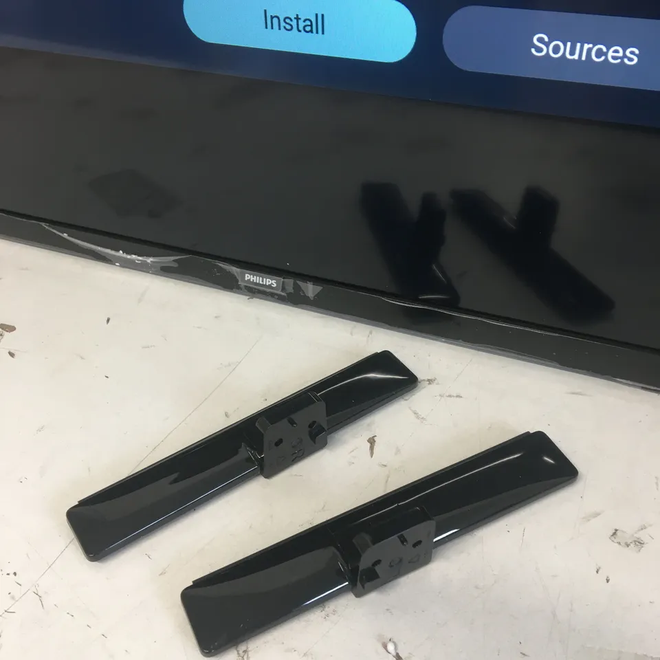 BOXED PHILIPS 32PFS680S 32" LED TV 