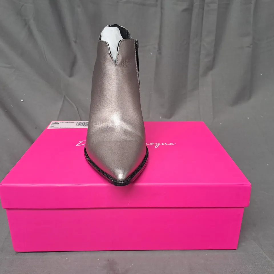 BOXED PAIR OF DANNII MINOGUE UPTOWN SUEDE HEELED BOOTS IN PEWTER UK SIZE 6