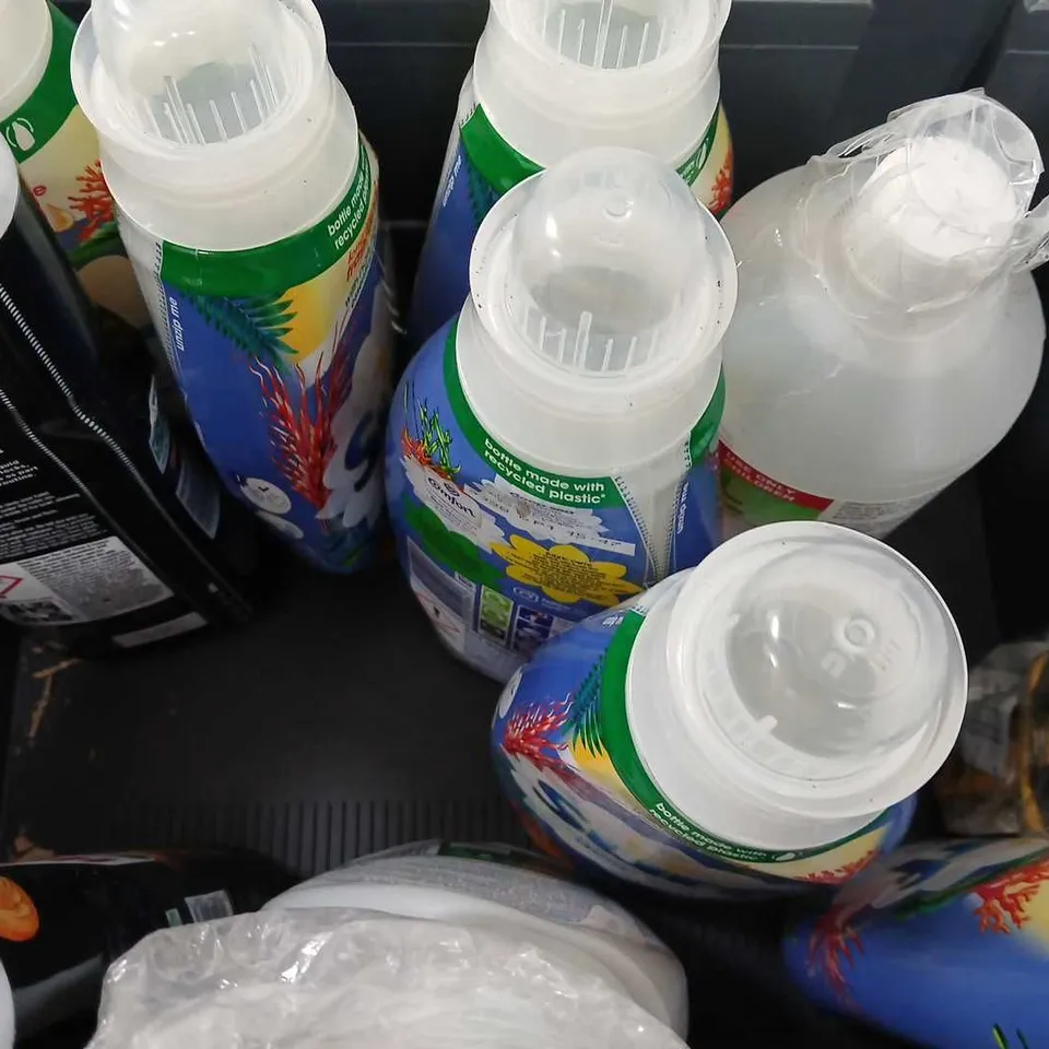 11 ASSORTED LIQUIDS TO INCLUDE SCOLA ARTMIX PAINT , SURF DEEP SEA , MAYFEILD SNOWFOAM , HARPIC POWER PLUS ETC