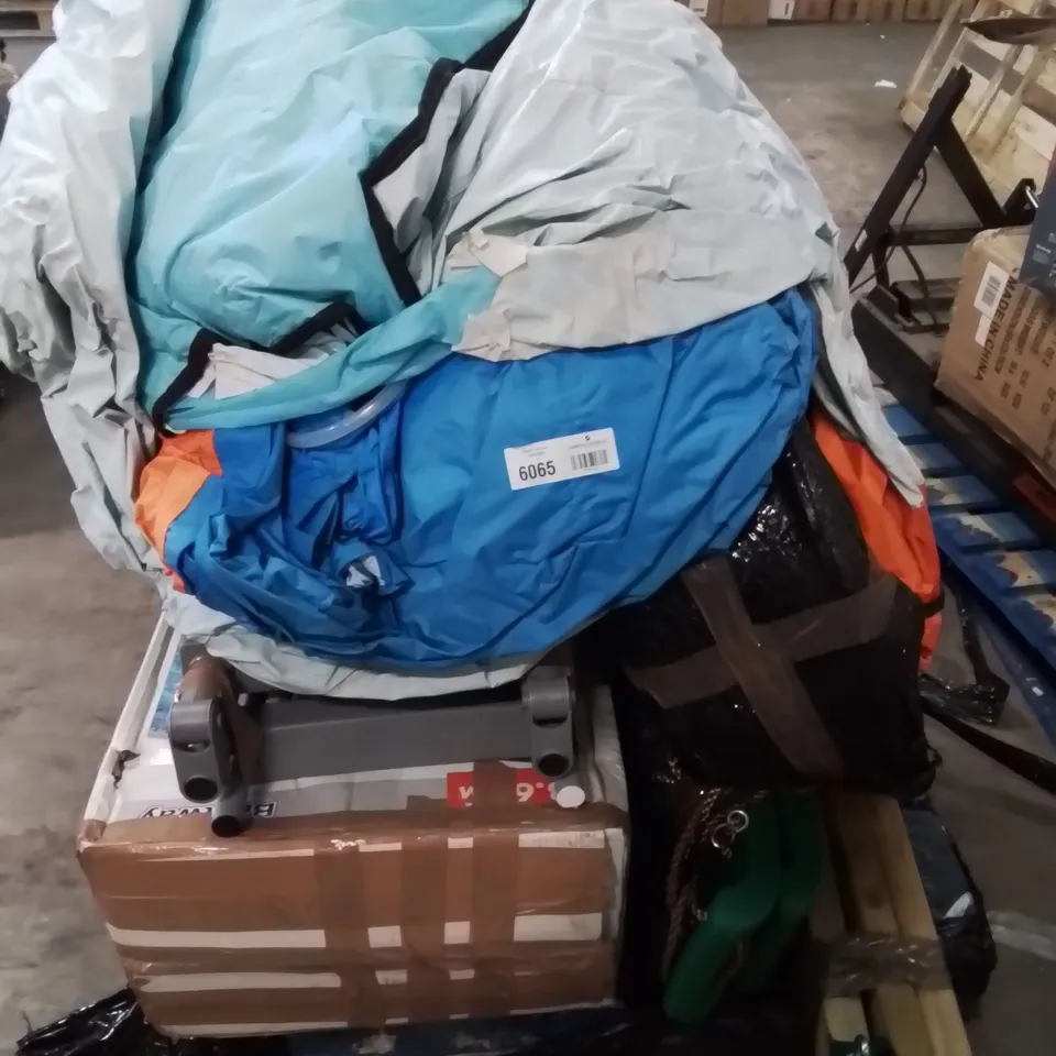 PALLET CONTAINING VARIOUS ASSORTED INCOMPLETE EXERCISE EQUIPMENT AND OTHER HOUSEHOLD ITEMS