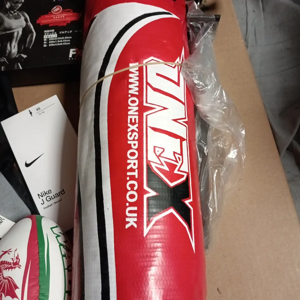 LOT OF 8 ASSORTED SPORTING ITEMS TO INCLUDE TENSION BANDS, TENNIS RACKET AND ELECTRONIC SKIPPING ROPE