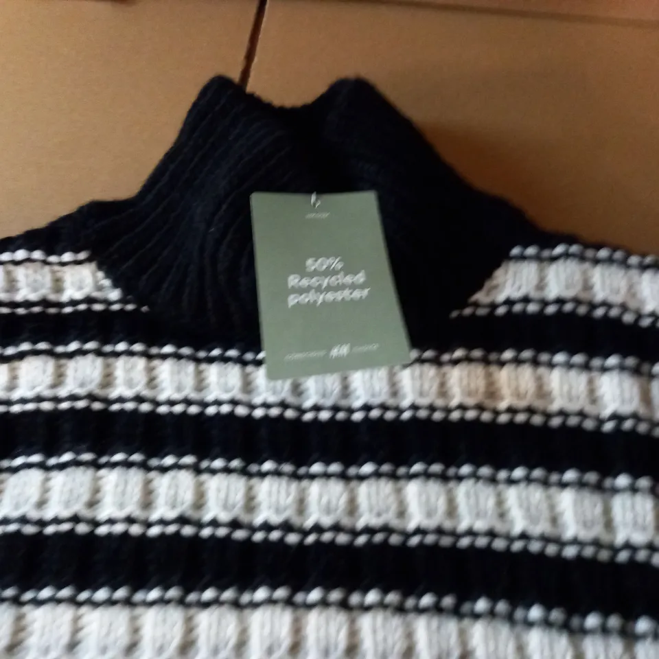 H&M KNITTED STRIPED JUMPER - EUR M