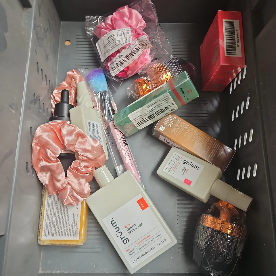 APPROXIMATELY 20 ASSORTED HEALTH & BEAUTY PRODUCTS TO INCLUDE - KIEHL'S HAND SALVE - CERAVE ADVANCED REPAIR OINTMENT - MITCHUM DEODORANT - ETC