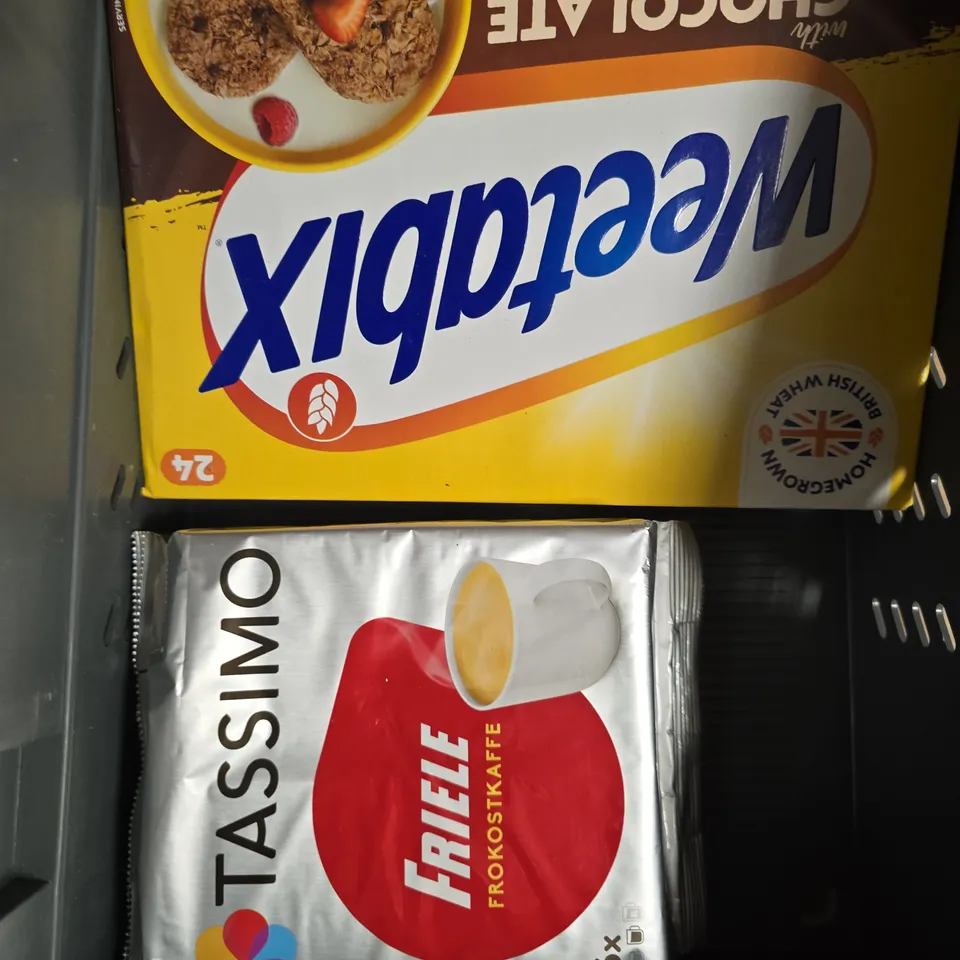 APPROXIMATELY 6 ASSORTED FOOD/DRINK PRODUCTS TO INCLUDE WEETABIX, TASSIMO COFFEE, CARAMEL CREAMS ETC 