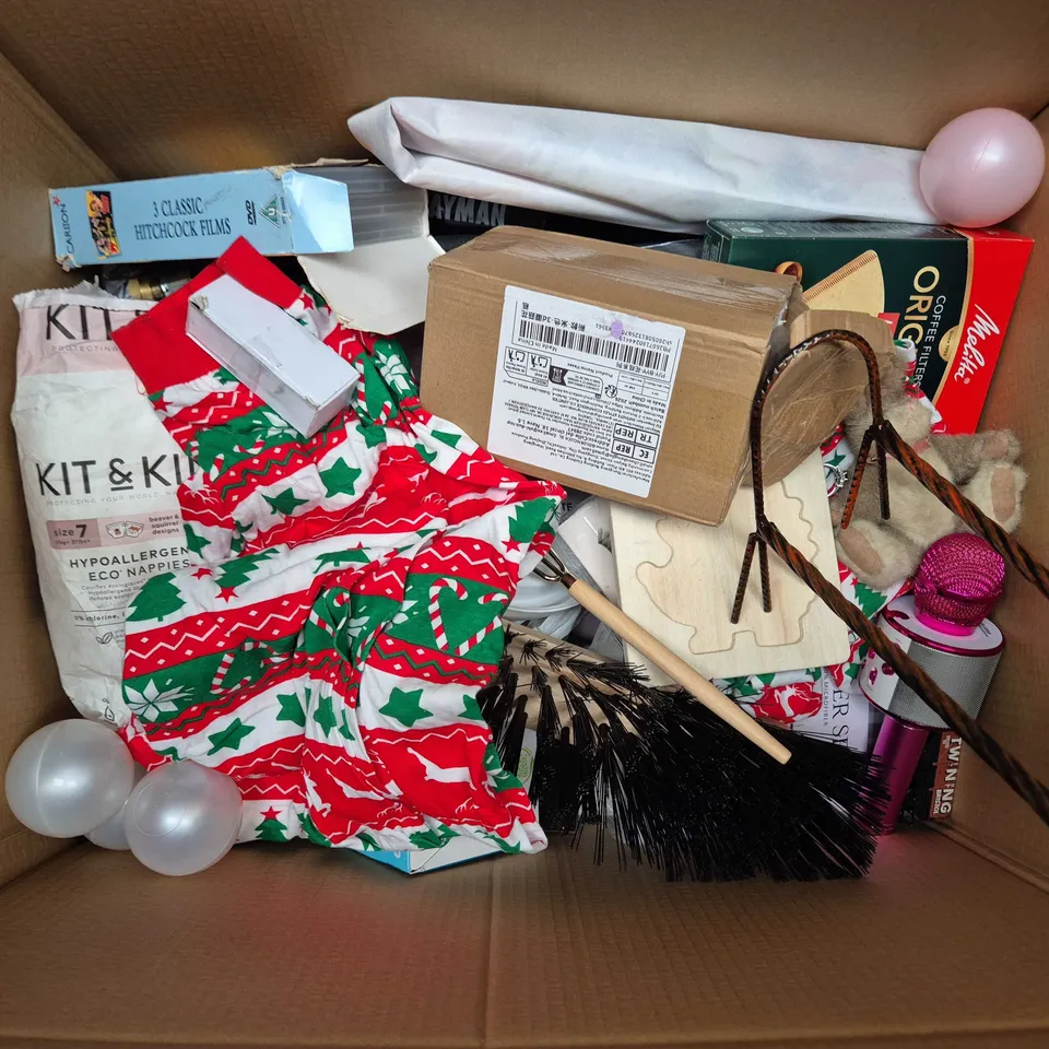 APPROXIMATELY 20 ASSORTED HOUSEHOLD PRODUCTS TO INCLUDE ROLLING STONES FOREIGN TONGUES CD, KIT & KIN ECO NAPPIES, WILLY RUSSELL BLOOD BROTHERS BOOK, ETC - COLLECTION ONLY