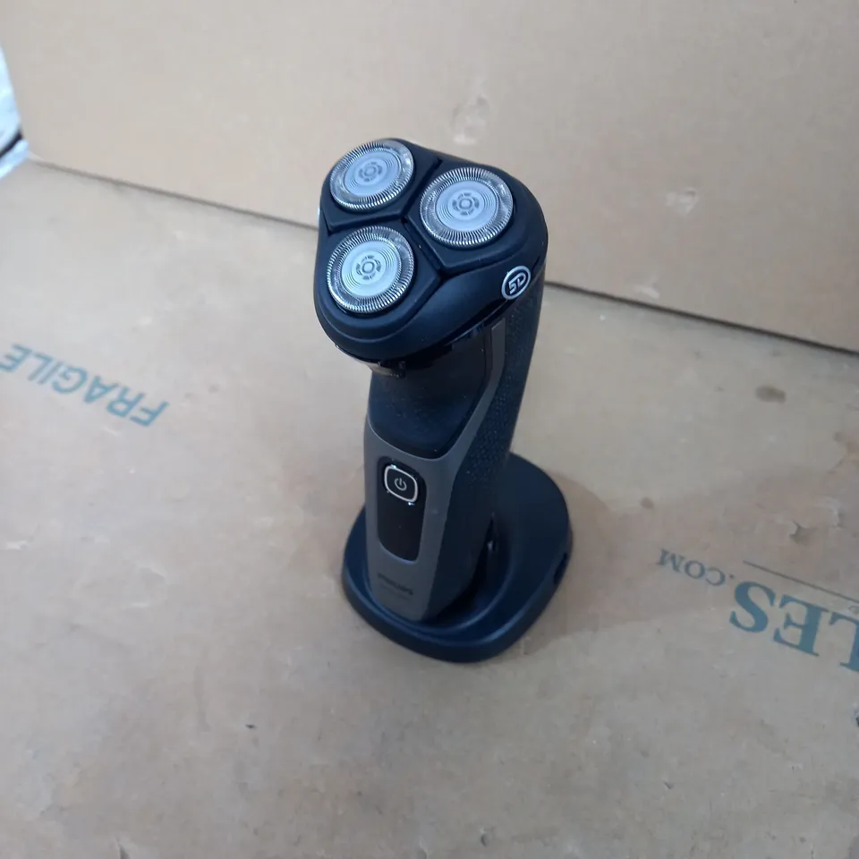 PHILLIPS SEURES 3000 WET AND DRY SHAVER 