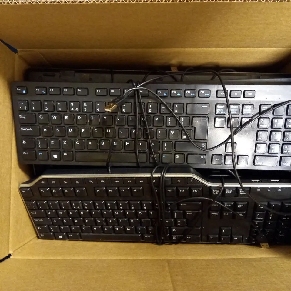 LOT OF APPROXIMATELY 20 LOOSE PC KEYBOARDS TO INCLUDE DELL WIRELESS KEYBOARD, DELL THIN WIRED KEYBOARD (KB216B), DELL WIRED KEYBOARD (KB522P), ETC