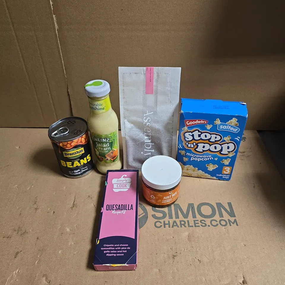 APPROXIMATELY 15 ASSORTED FOOD AND DRINK ITEMS TO INCLUDE - SIMPLY COOK QUESADILLA, STOP & POP MICROWAVE POPCORN AND HEINZ SALAD CREAM