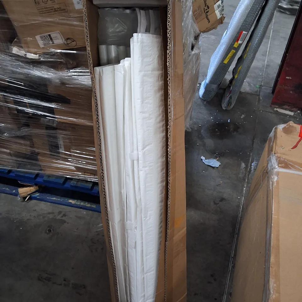 PALLET OF ASSORTED ITEMS TO INCLUDE GARDEN GAZEBO, FOLDING CAMP CHAIR AND ROUND POOL COVER