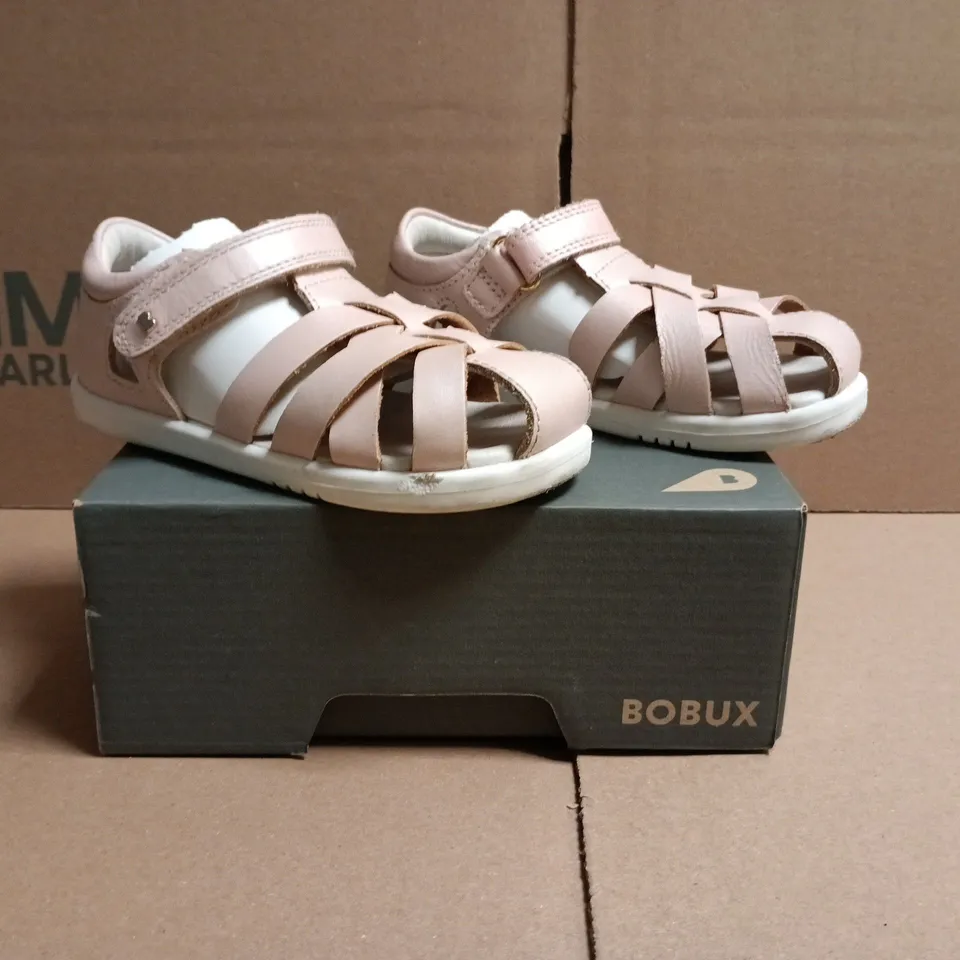 BOXED PAIR OF BOBUX KID'S TROPICANA II SEASHELL SHIMMER SANDALS SIZE EU 24