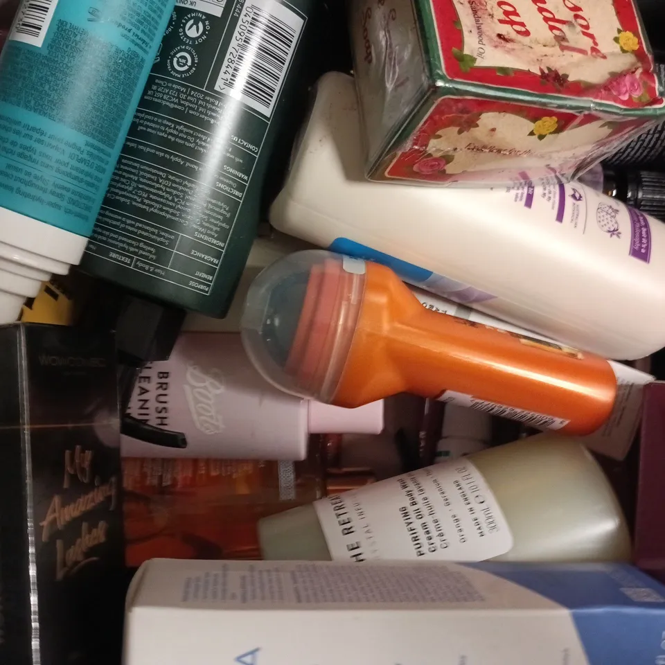 APPROXIMATELY 20 ASSORTED COSMETIC ITEMS TO INCLUDE NIVEA, BLISS, ETC - COLLECTION ONLY