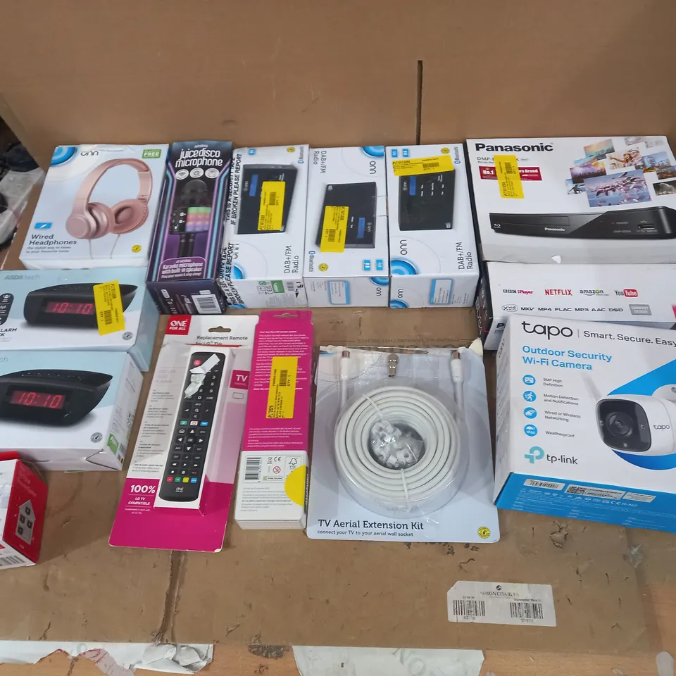 LOT OF APPROX 13 ASSORTED TECH ITEMS TO INCLUDE BLU-RAY PLAYER, RADIOS, ALARM CLOCKS ETC