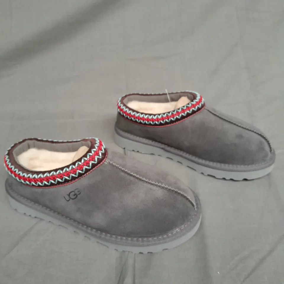 BOXED PAIR OF UGG W TASMAN IN GREY UK 7 