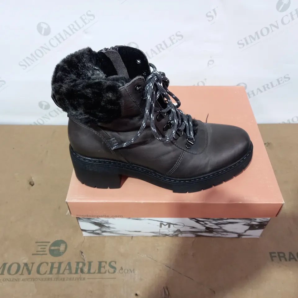 BOXED PAIR OF MODA IN PELLE BOOTS - SIZE 39