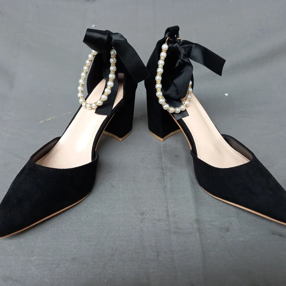 BOXED PAIR OF DESIGNER POINTED TOE BLOCK HEEL SHOES IN BLACK W. PEARL EFFECT STRAP EU SIZE 39