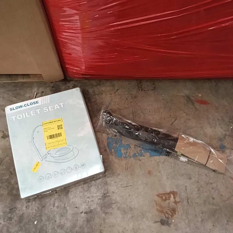 PALLET OF ASSORTED ITEMS TO INCLUDED - TOILET SEAT, BIKE MUDGUARD, CAT LITTER TRAY 