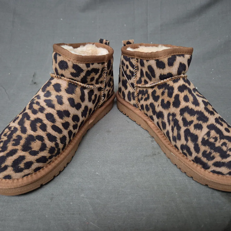 BOXED PAIR OF UGG SHOES IN LEOPARD PRINT UK SIZE 5