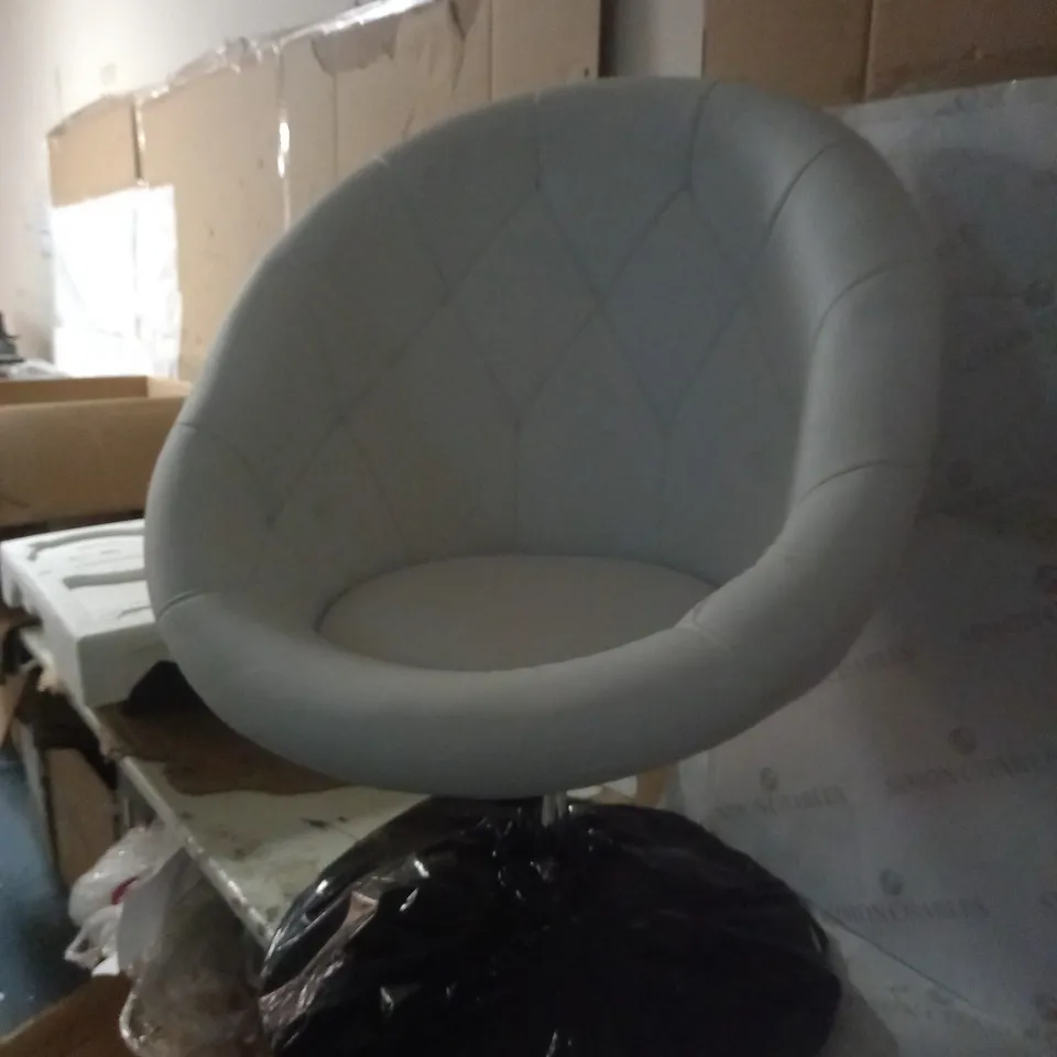 BOXED ODYSSEY WHITE LEISURE CHAIR  RRP £179
