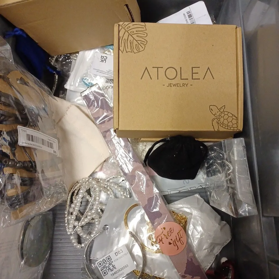 BOXED LOT TO CONTAIN APPROX. 20 X ASSORTED ITEMS OF JEWELLERY. INCLUDES NECKLACES, BRACELETS ETC. BRANDS VARY 