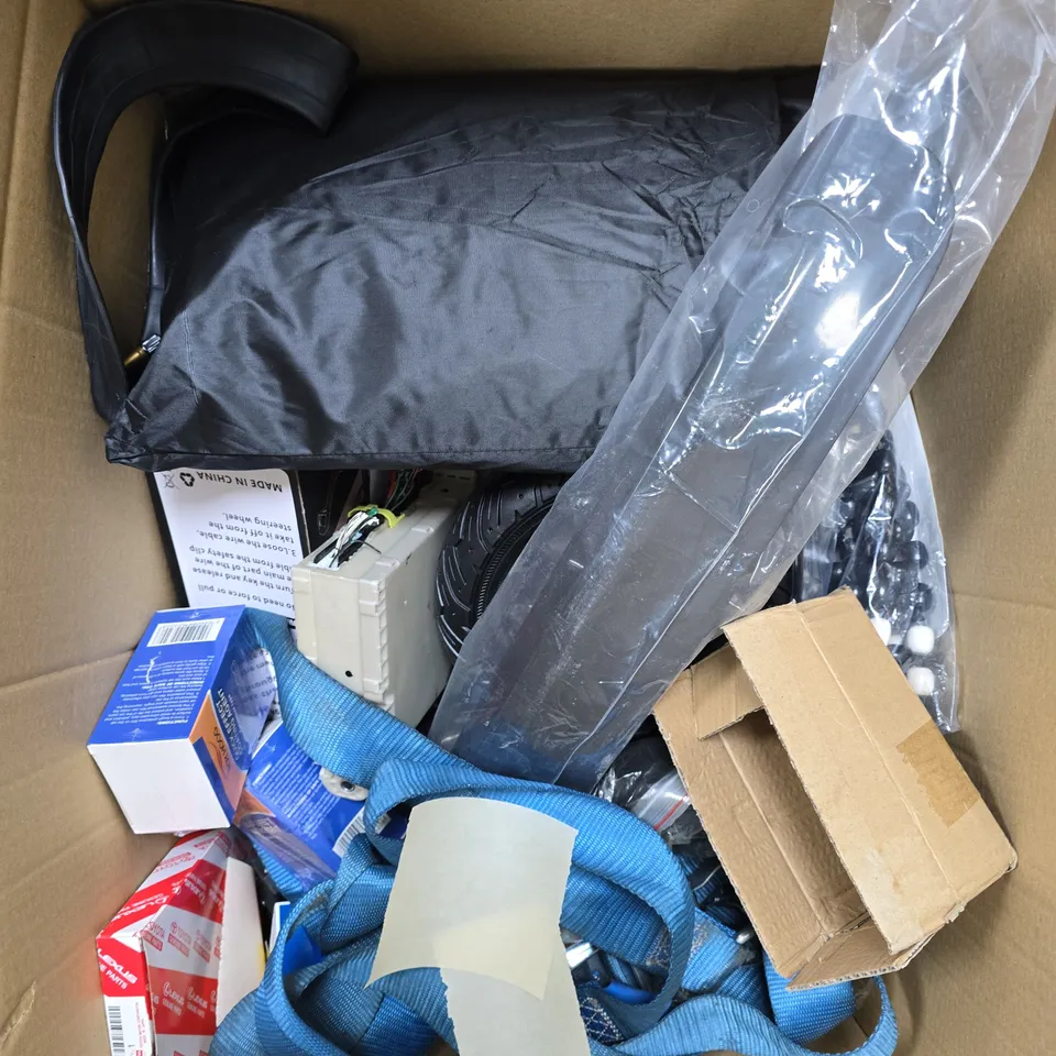 APPROXIMATELY 10 ASSORTED VEHICLE PARTS/ACCESSORIES TO INCLUDE WHEEL LOCK, COATING AGENT, BEADED CHAIR COVER ETC 
