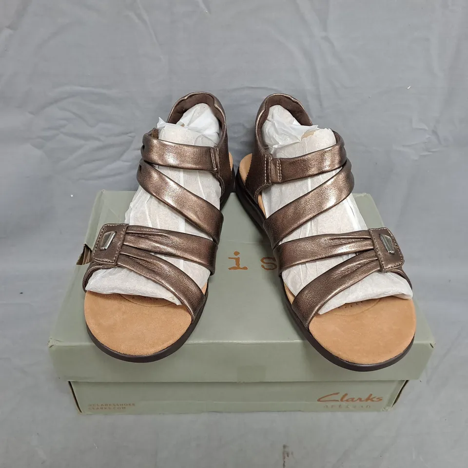 CLARKS ORIGINALS KITTY AVE BRONZE LEATHER SANDALS – WOMEN'S UK 8 (EU 42)