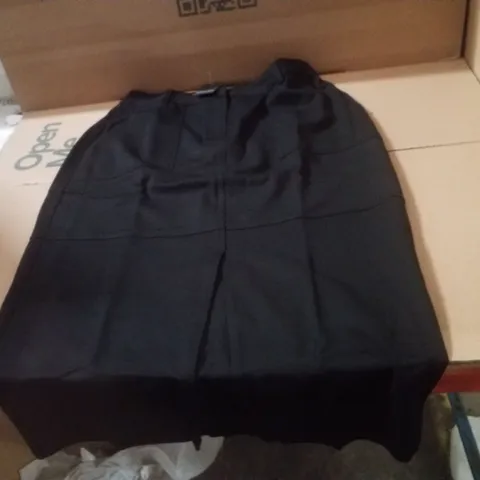 BOX CONTAINING APPROXIMATELY 17 BRAND NEW JD WILLIAMS BLACK PONTE COLUMN SKIRTS - SIZE 16