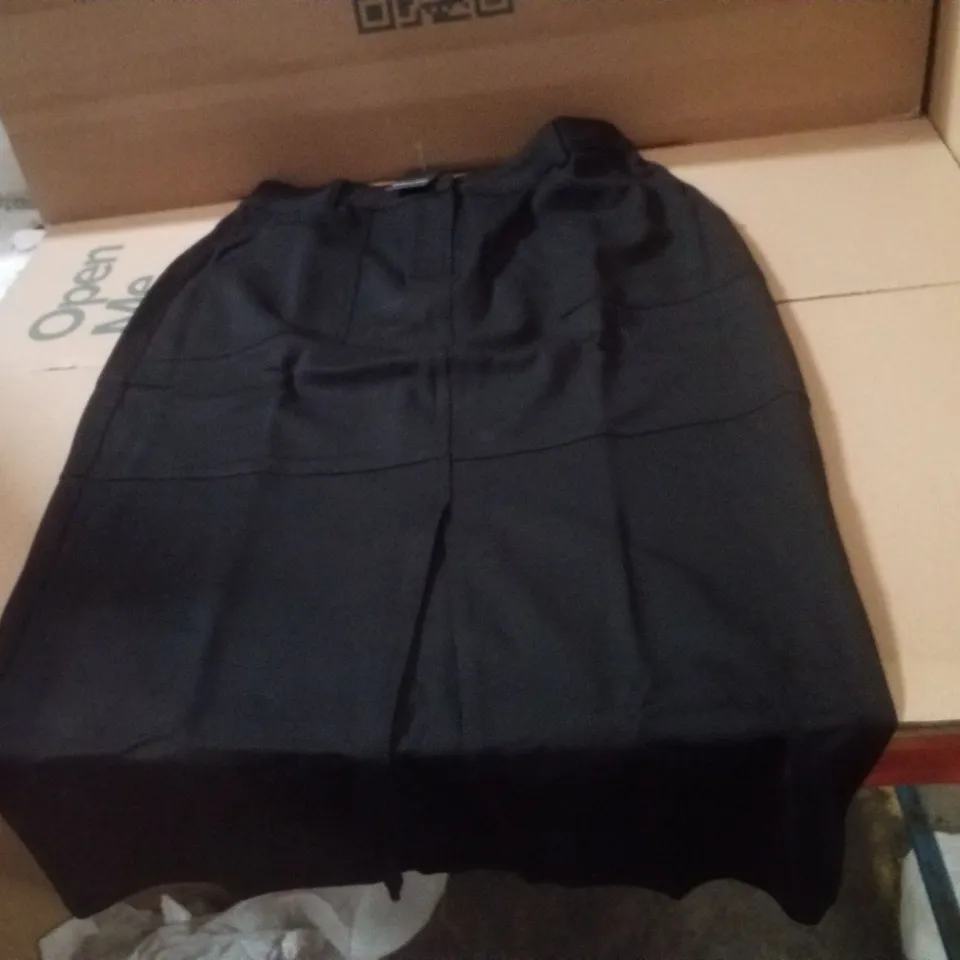 BOX CONTAINING APPROXIMATELY 17 BRAND NEW JD WILLIAMS BLACK PONTE COLUMN SKIRTS - SIZE 16 