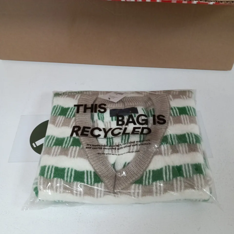 BOX OF APPROXIMATELY 20 ASSORTED CLOTHING ITEMS TO INCLUDE:KNIT VEST 