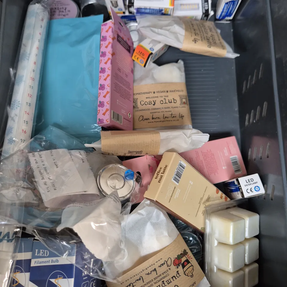 APPROXIMATELY 15 ASSORTED HOUSEHOLD ITEMS TO INCLUDE SCENTED CANDLES & LED BULBS
