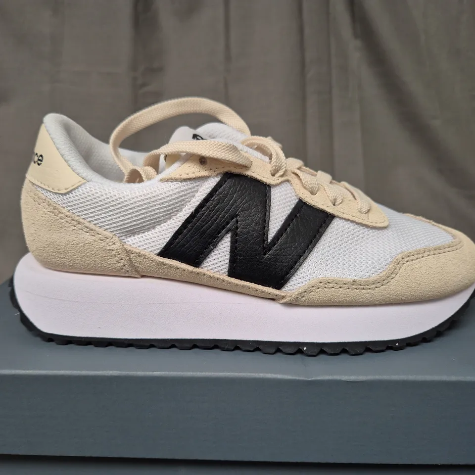 BOXED NEW BALANCE 237 TRAINERS IN BEIGE - SIZE 4