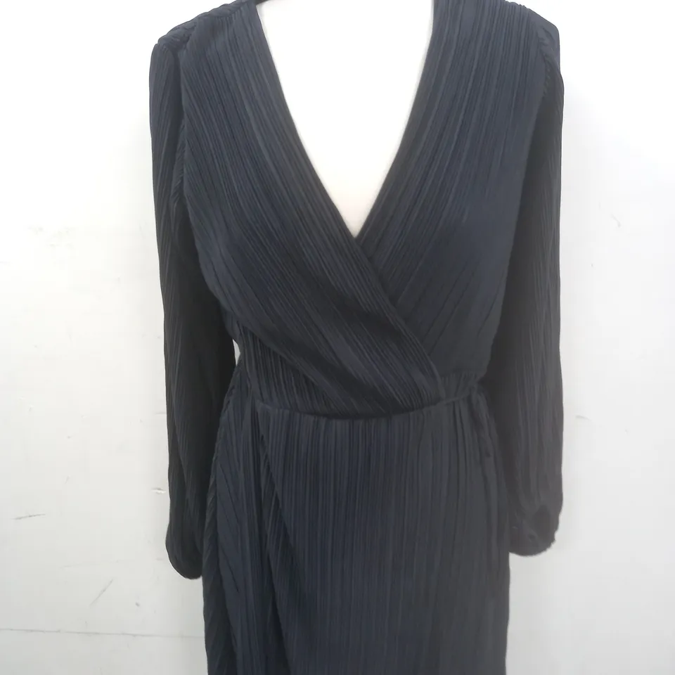 H&M V-NECK PLEATED DRESS - EUR M