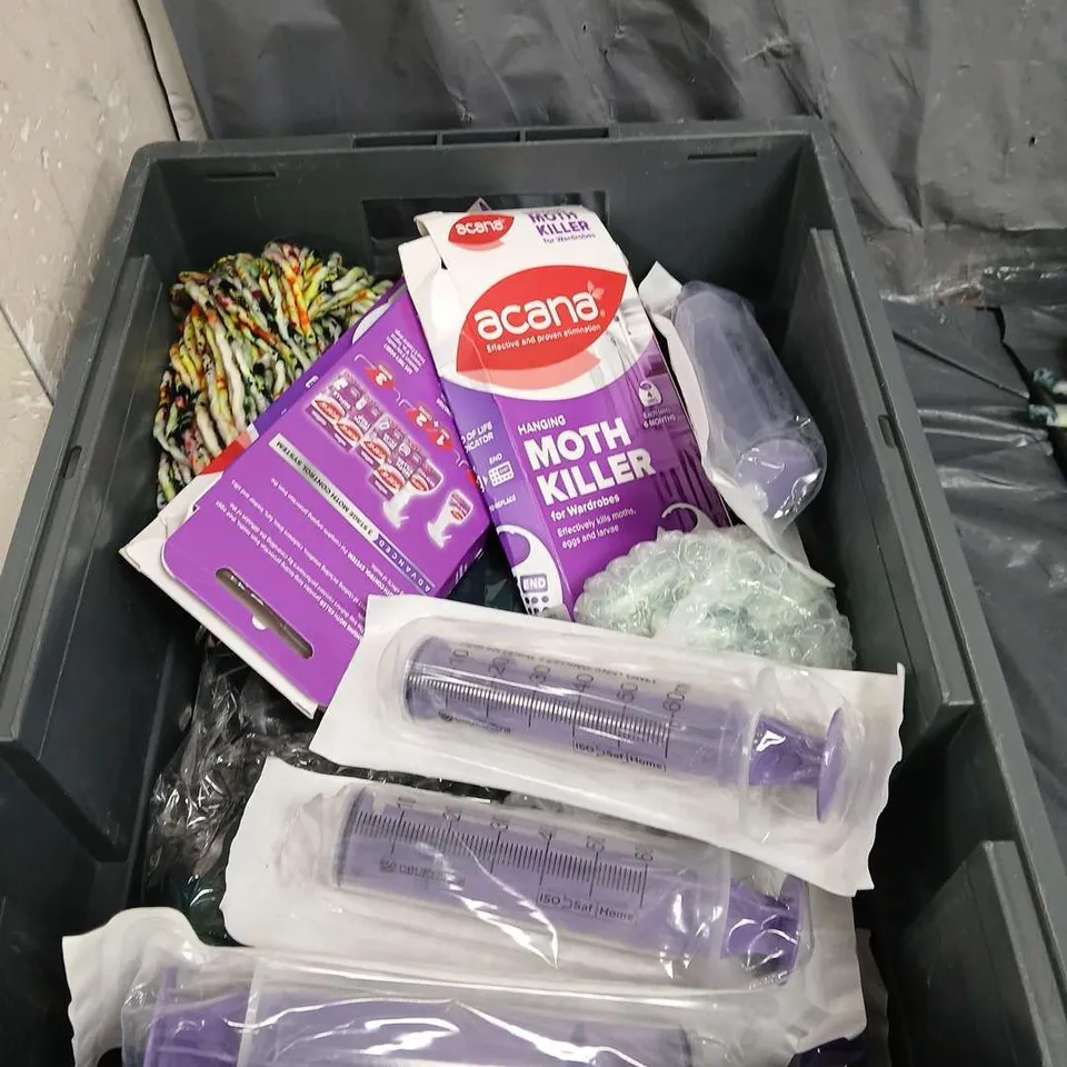 TOTE OF APPROXIMATELY 15 HOUSEHOLD ITEMS TO INCLUDE - TABLET COVER - EAR DEFENDERS - GUITAR STRINGS