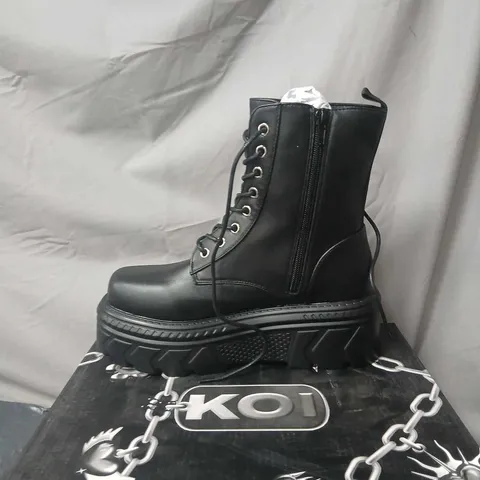 BOXED PAIR OF KOI VEGAN LEATHER TALWAR CHUNKY STOMPER BOOTS IN BLACK UK SIZE 5