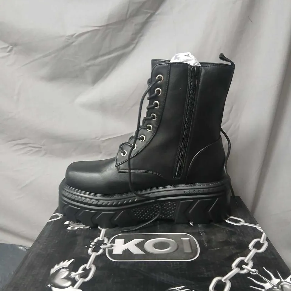 BOXED PAIR OF KOI VEGAN LEATHER TALWAR CHUNKY STOMPER BOOTS IN BLACK UK SIZE 5