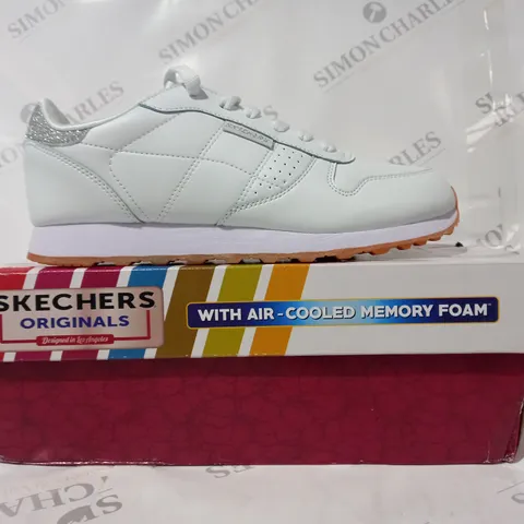 BOXED PAIR OF SKECHERS SHOES IN WHITE/LILAC W. SLIVER GLITTER EFFECT UK SIZE 6
