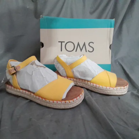 BOXED PAIR OF TOMS ABBY PINEAPPLE SANDELS SIZE 4