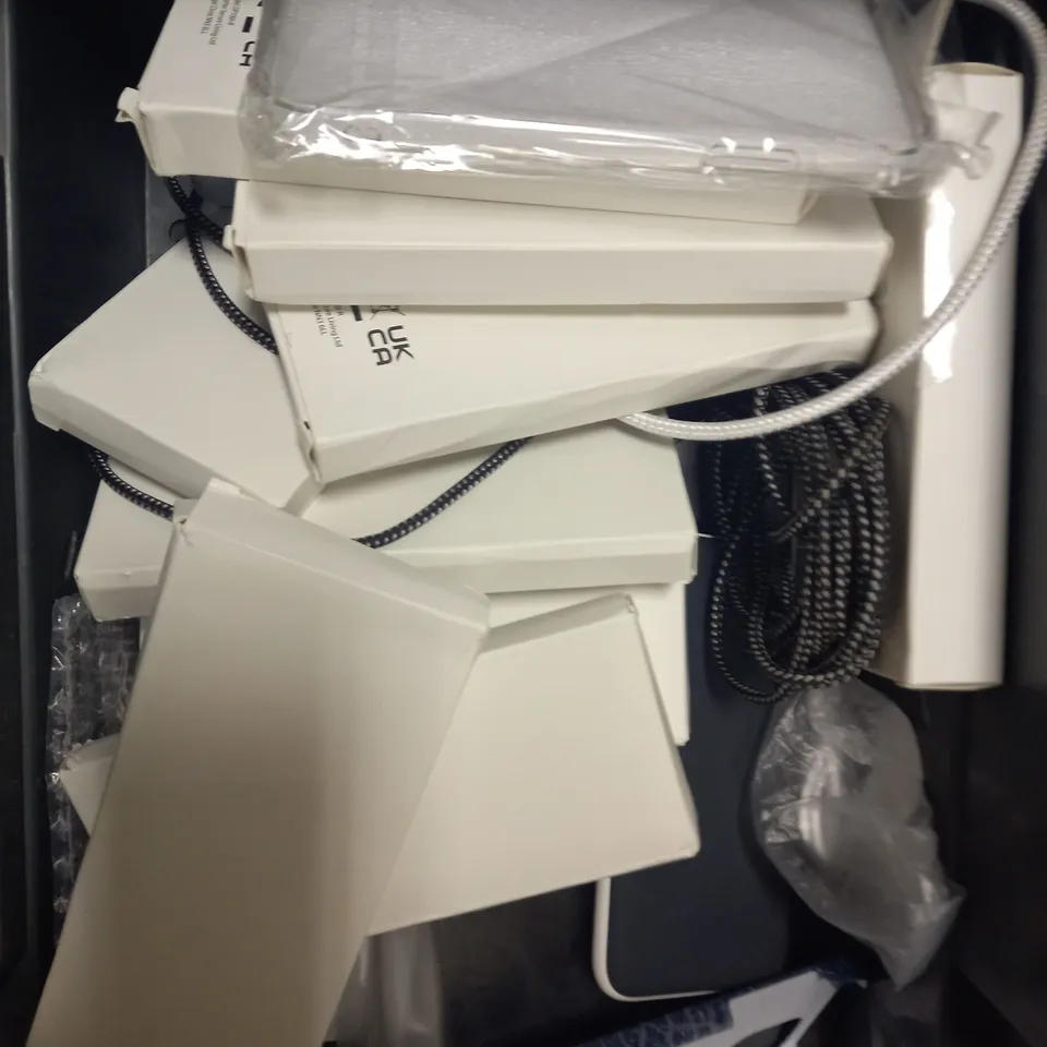 APPROXIMATELY 20 ASSORTED SMARTPHONE ACCESSORIES TO INCLUDE POWER BANKS, PROTECTIVE CASES, USB PLUGS ETC 