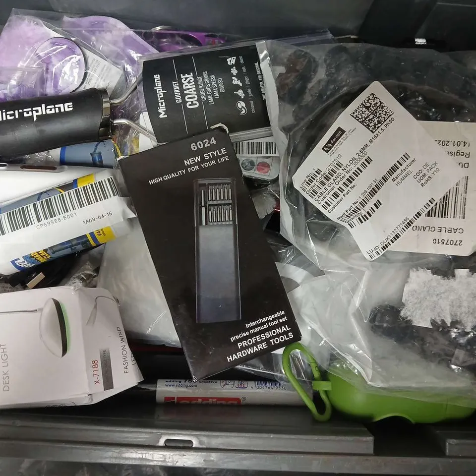 APPROXIMATELY 15 ASSORTED HOUSEHOLD ITEMS TO INCLUDE MICROPLANE GRATER, LED DESK LIGHT, HAIR TRIMMER, ETC