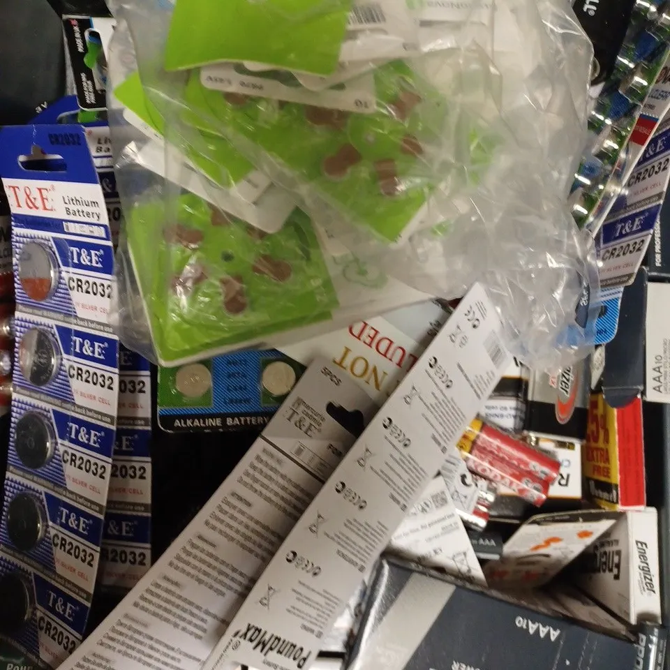BOX OF ASSORTED BATTERIES TO INCLUDE HEARING AID BATTERIES, AA, AAA ETC